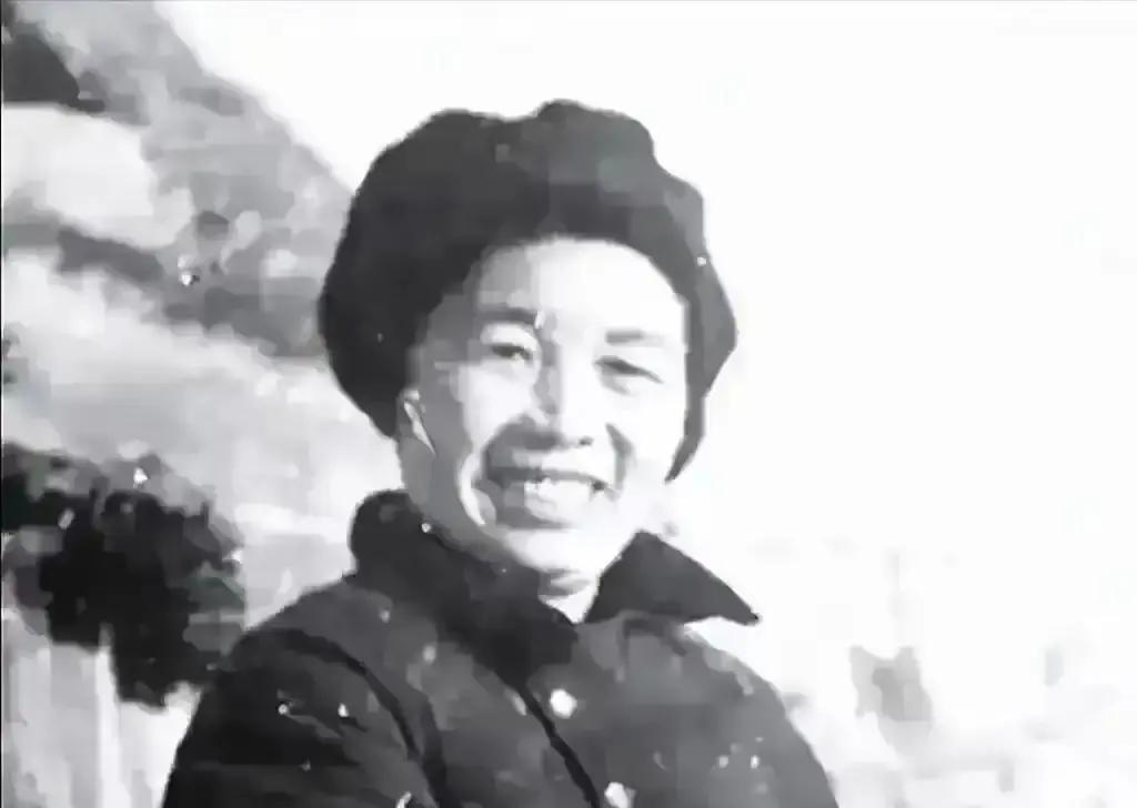 1937年，西路军政治部主任张琴秋被俘，军官笑了，跳下炕绕着张琴秋转了两圈，突然