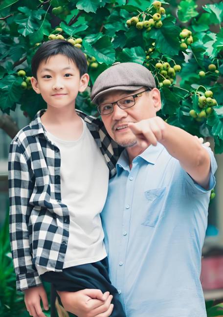 2002年，演员巍子把儿子王紫逸送到国外去留学，没想到儿子三天两头向巍子要钱，巍