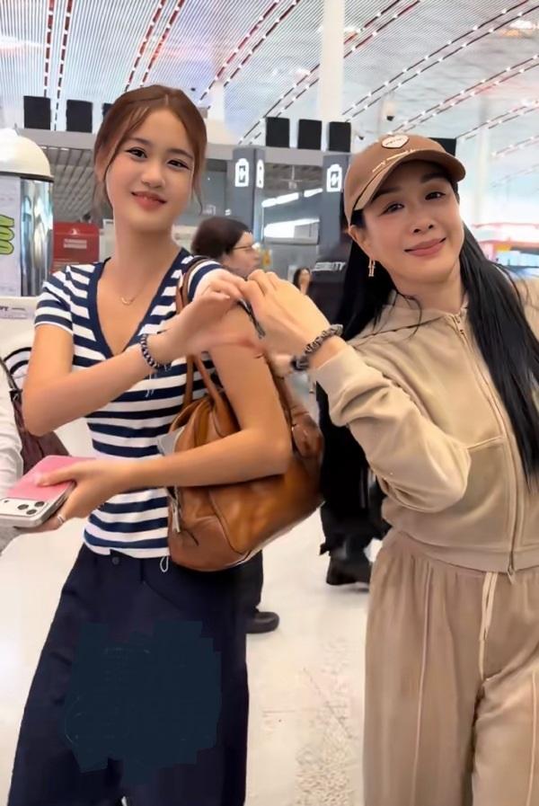 今天钟丽缇和女儿考拉一起现身北京机场，两位搭配的都很有潮流之美，看上去超有姐妹范