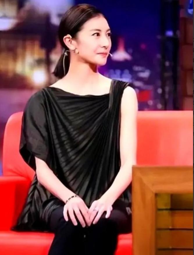 2008年，亿万富豪王微在婚内偷偷和漂亮的舞蹈演员住一起后，回家想跟老婆杨蕾离婚