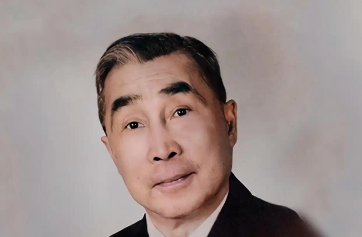 1947年，57岁北交大校长张福运，趁妻子熟睡，悄悄来到17岁养女房间。不久后养