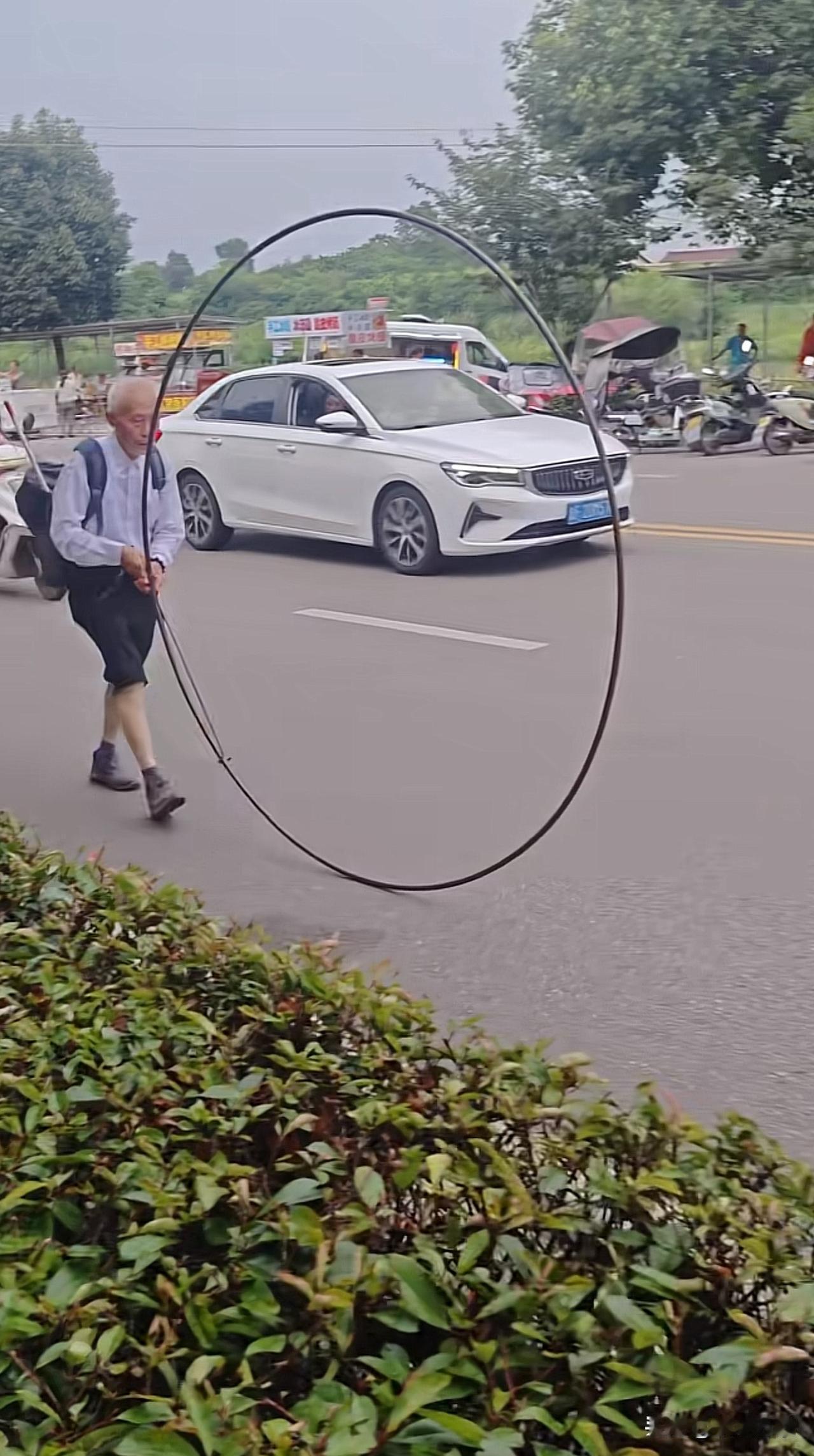 小时候玩过这个的，现在最小也快40了吧？街头的大爷[赞][赞]