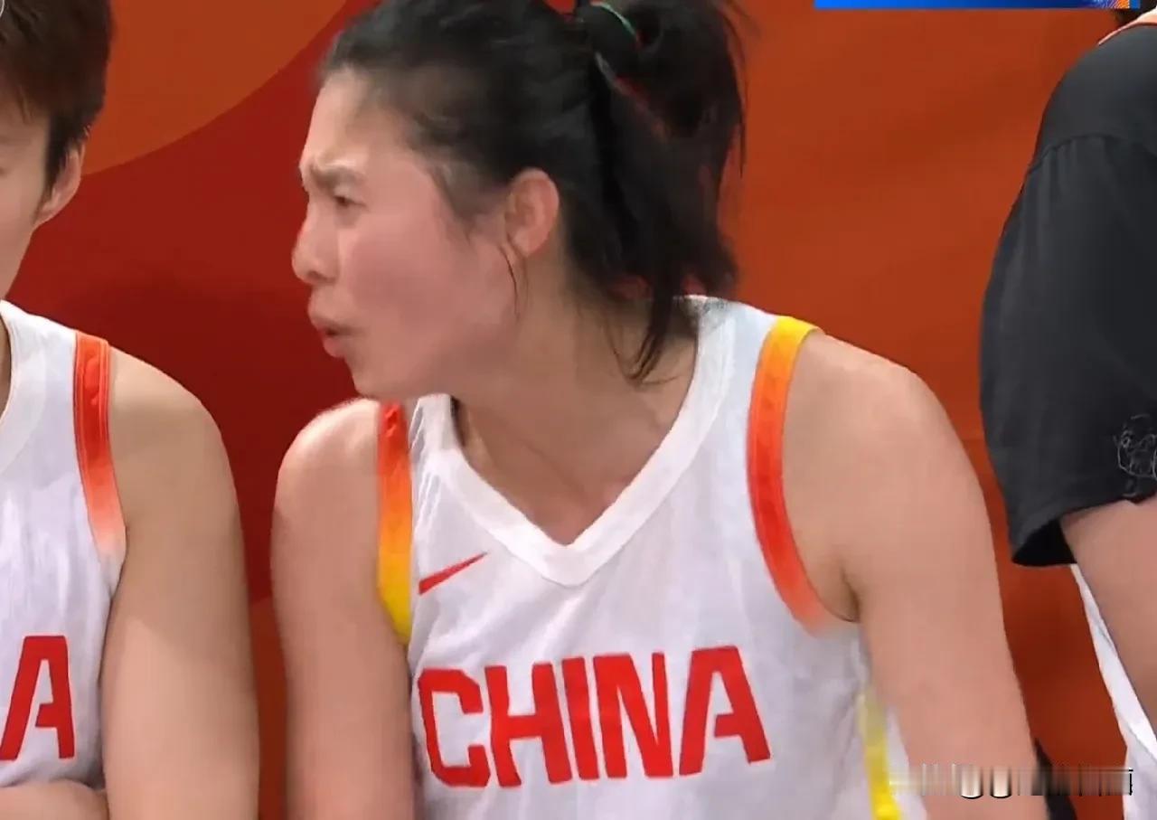 王思雨真是被气坏了！中国女篮VS韩国女篮最后9.3秒，王思雨犯规被判违体，累计两