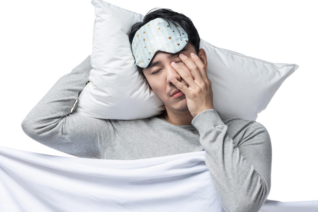 医生提醒：年过55后，宁愿早躺10分钟，也别睡前干这4件事一过55岁，睡觉这