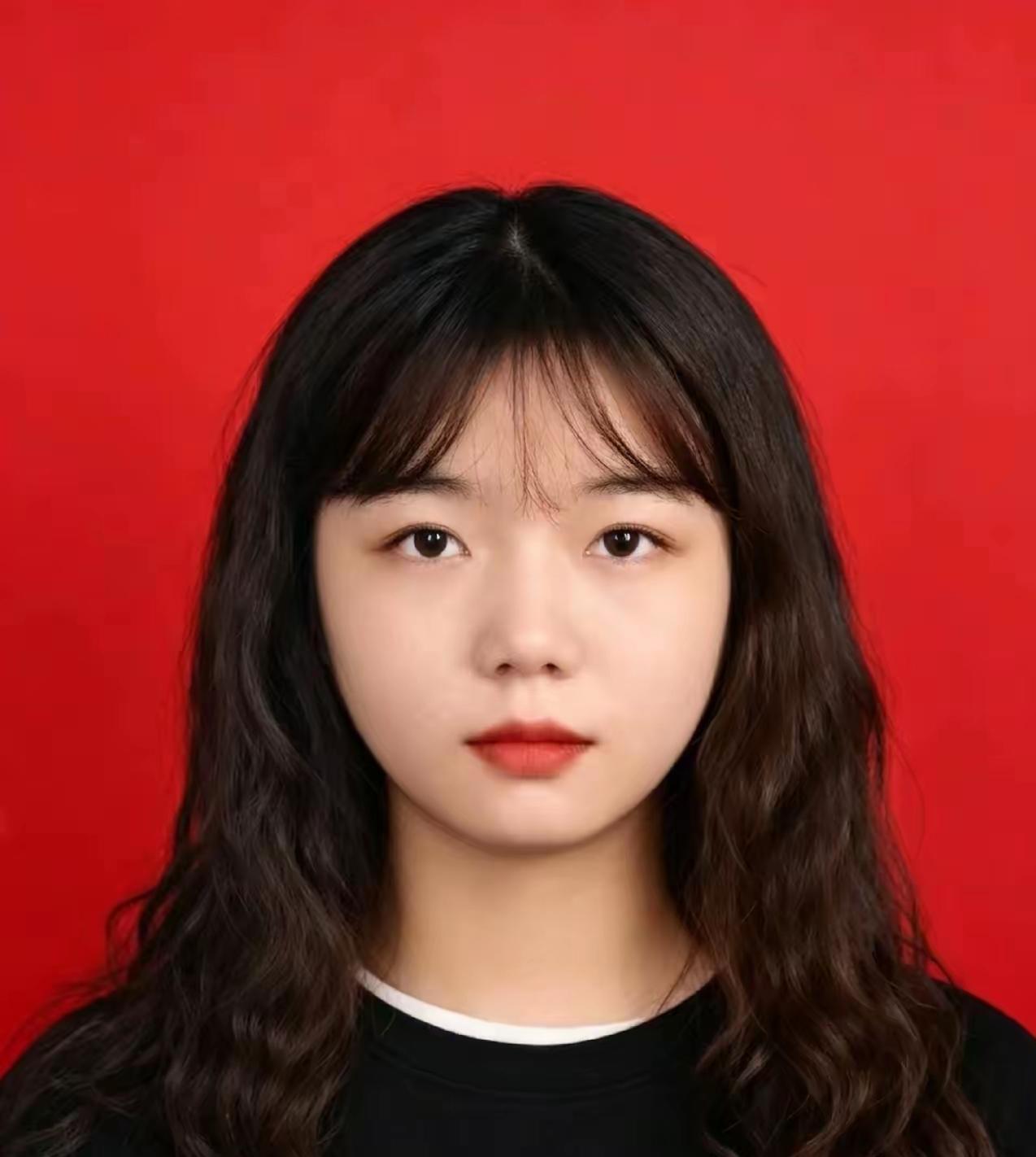 刘杨（2002年9月—），女，汉族，重庆奉节人，奉节县平安乡咏梧7村村民