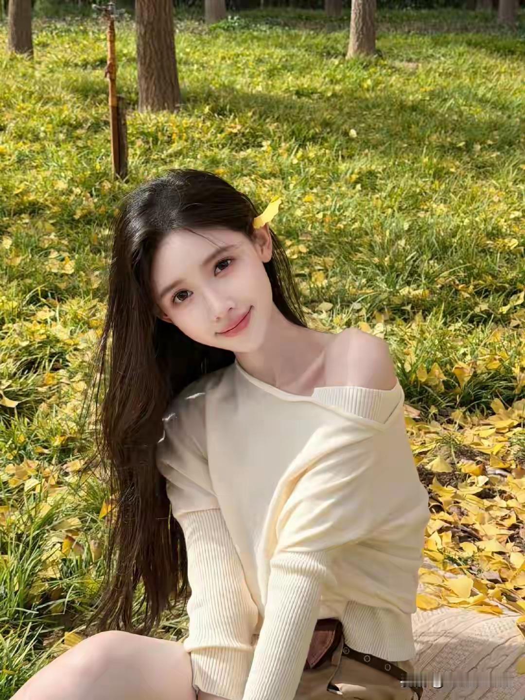 秋日暖阳下，温柔少女与落叶共舞