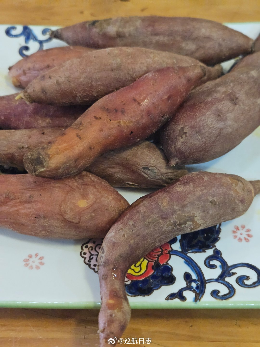 早餐蒸红薯加一杯现磨咖啡感单调了一点，再喝杯酸奶。​​​