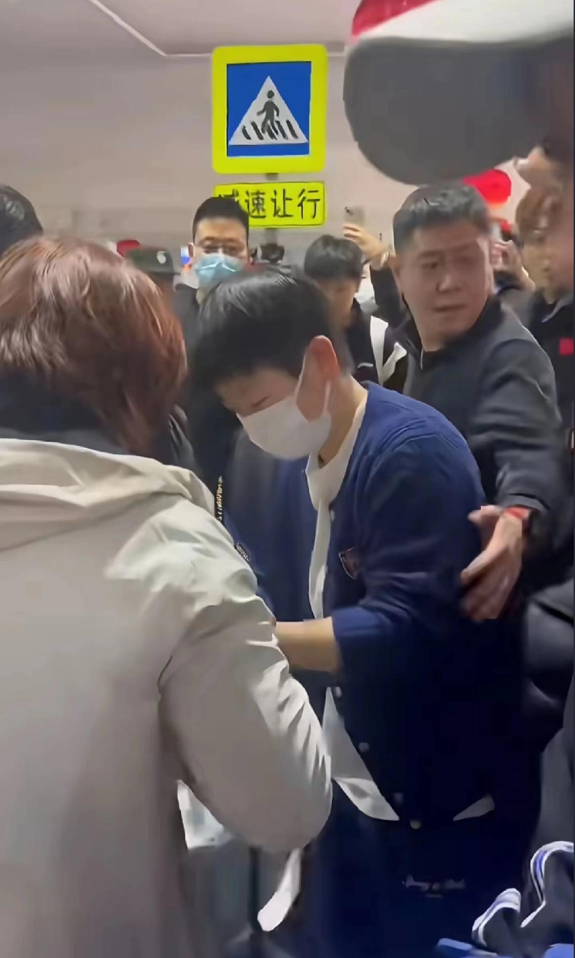 黑粉看看，最好的coco，最好的莎莎。莎莎落地海南美兰机场，现场人流攒动。大家