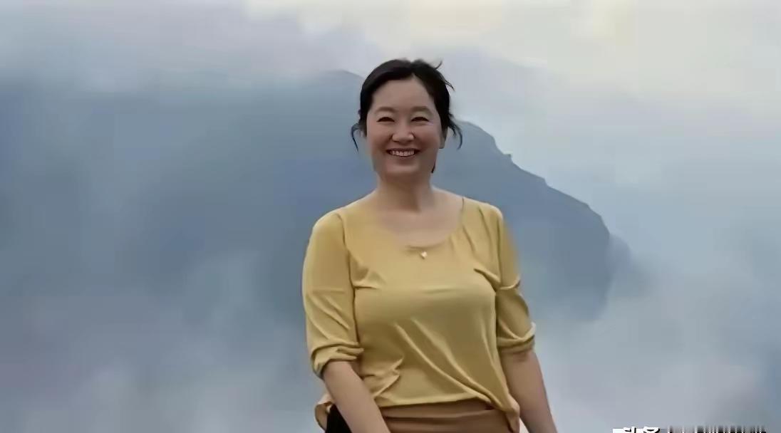 这才是真正的明星啊。不是隔着屏幕。不是活在精修图里。71岁了，穿着大红色，