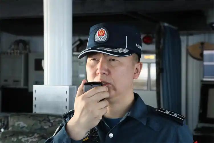 挑衅完火速撤离！荷兰军舰试探中方底线，中方全程硬核驱离荷兰军舰，克制不手软尽显大