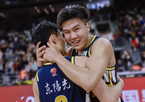 黄荣奇请客吃饭！广东男篮今天中午到了南京，住进酒店。他们这次来是为了比赛，所