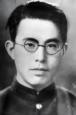 1942年，地下党郑文道求死未果被日军囚于医院。护士换药时总多给一张纱布，他猛然