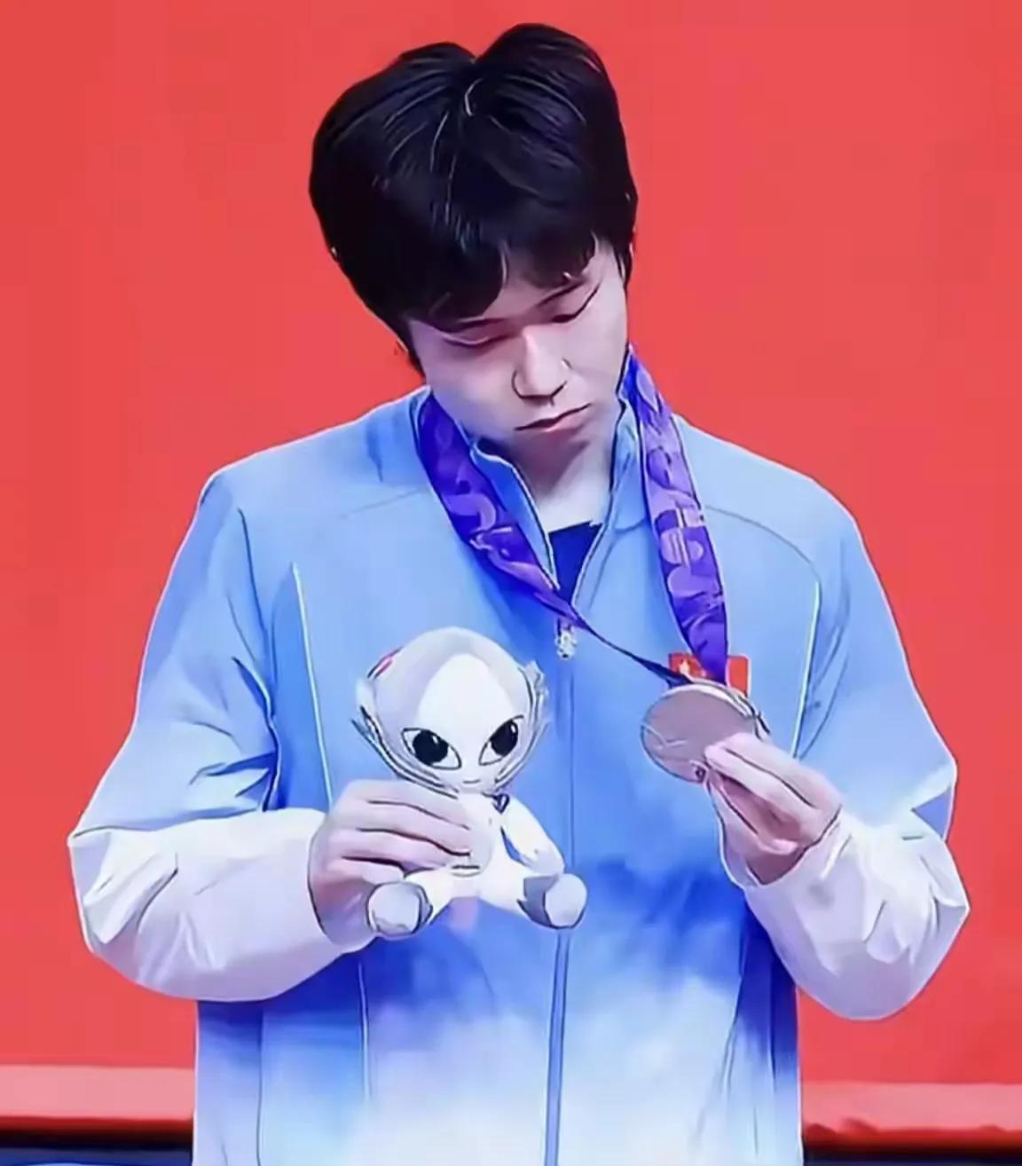 王楚钦拿混双银牌的时候，对颁奖的丁宁说，我现在对银牌有点过敏。丁宁好像只是笑了