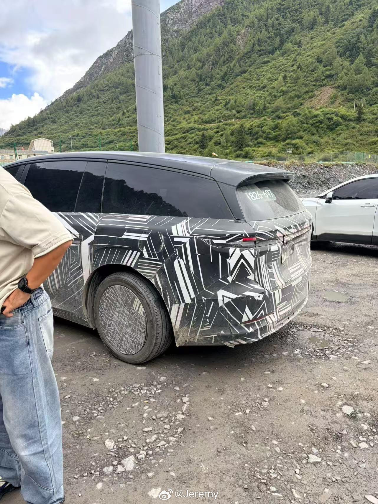 来看理想i9伪装测试车，后轮转向实锤。理想汽车新能源汽车