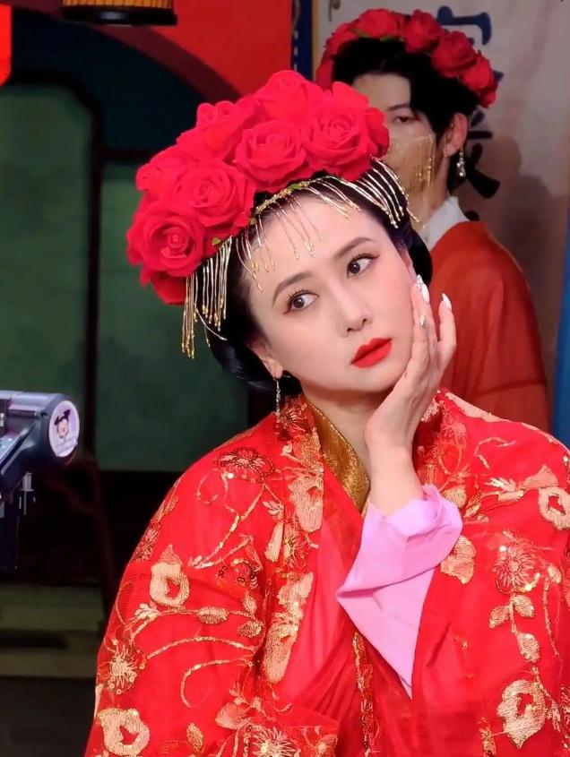 童年阴影！时隔25年翁虹再凭“猫妖”造型火出圈，一个角色吃一辈子，56岁沦落到小