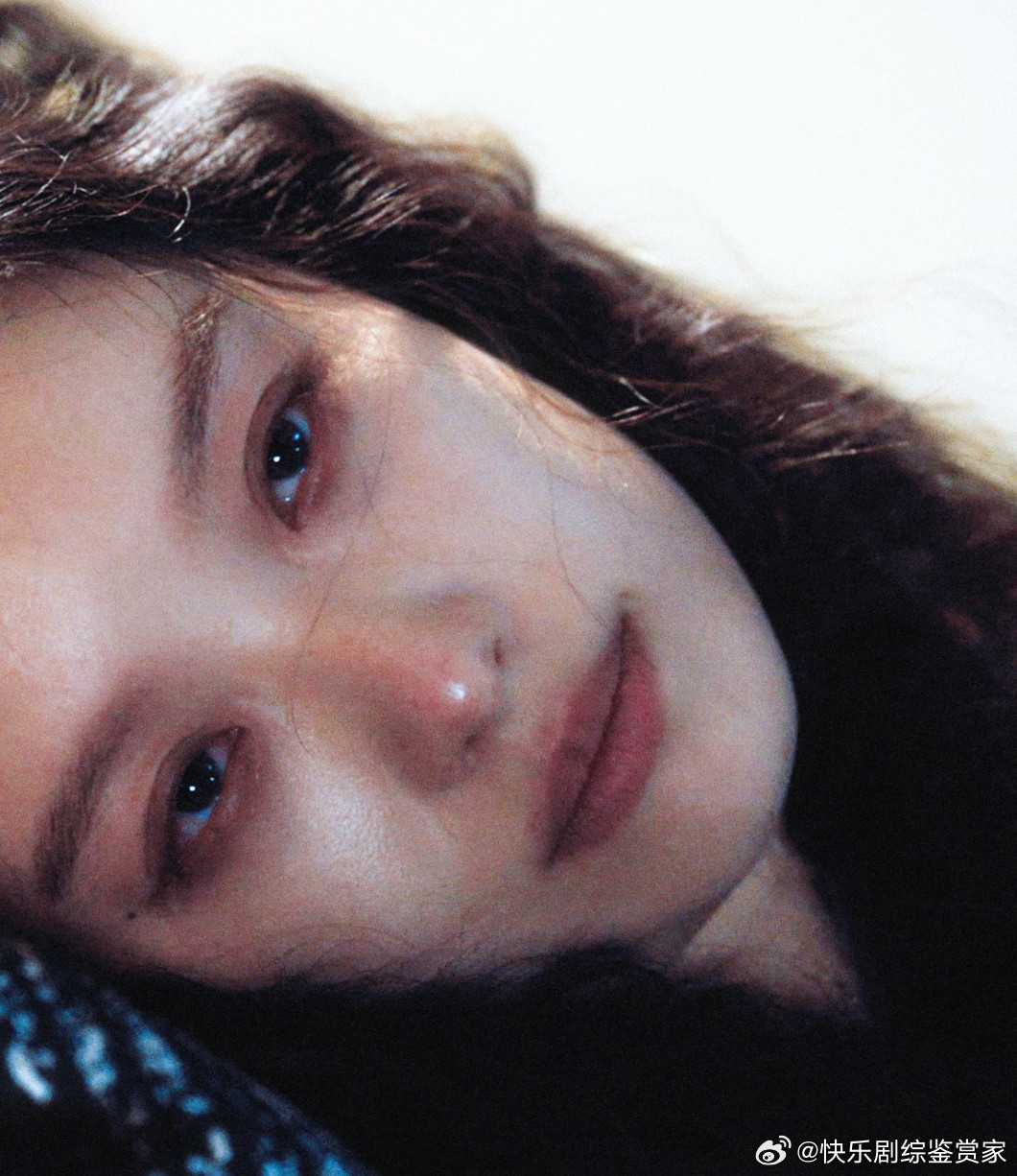 倪妮知道说悄悄话要捂嘴了倪妮捂嘴和闫妮说悄悄话倪妮现在说悄悄话已经形成条件反射