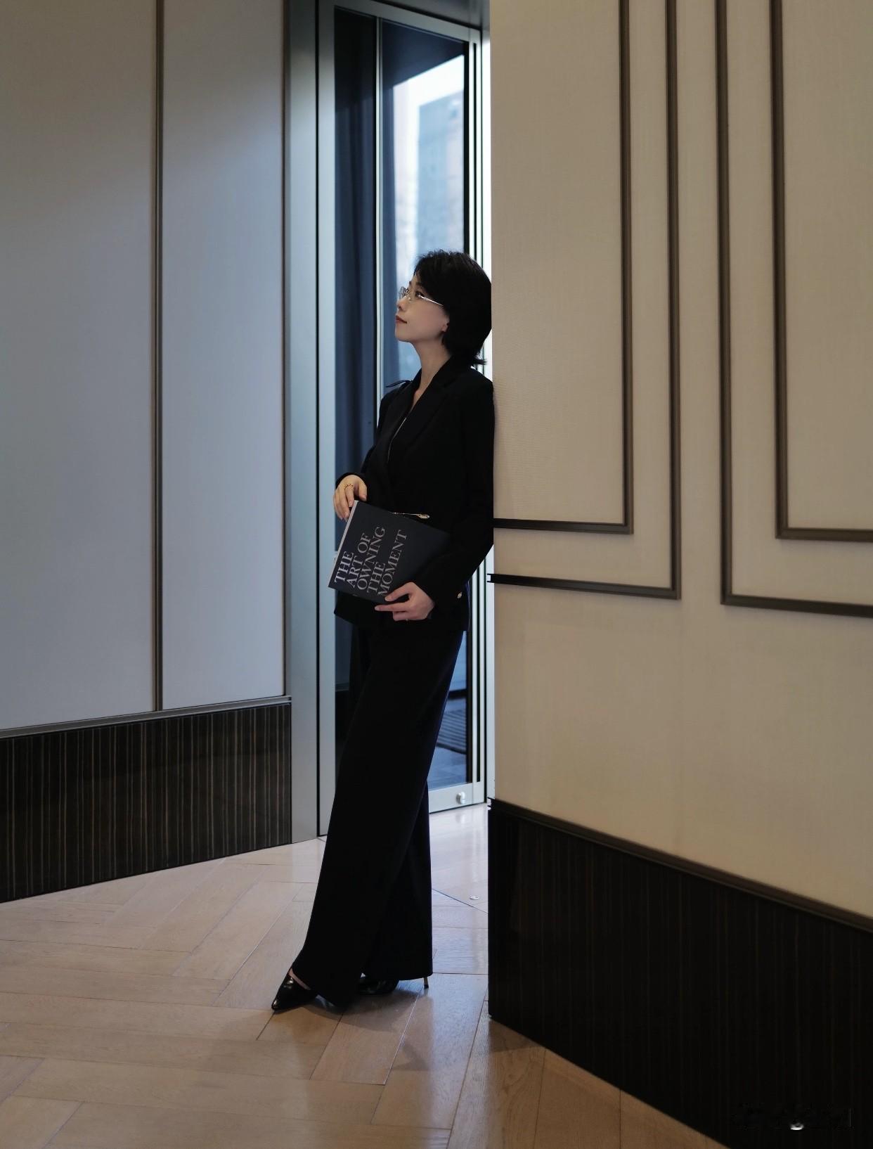 职场通勤怎么穿才高级?黑色职业套装绝对是霸气女神范儿的首选。黑色自带神秘与高级