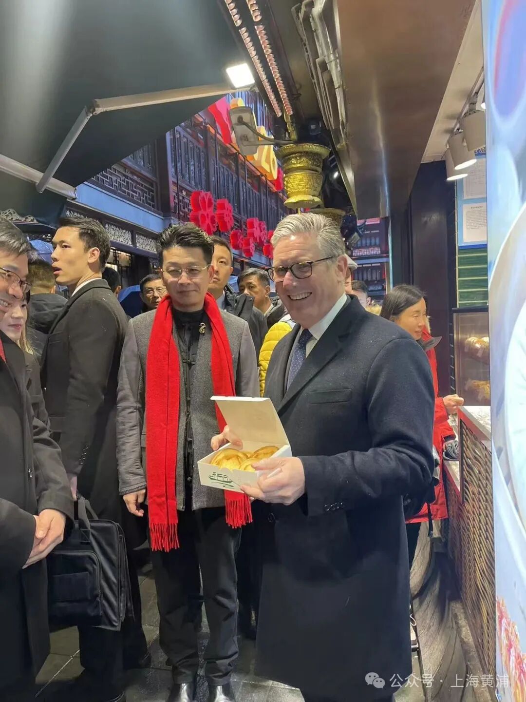 斯塔默上海回击特朗普：中英合作不止马克龙，默茨也将来访