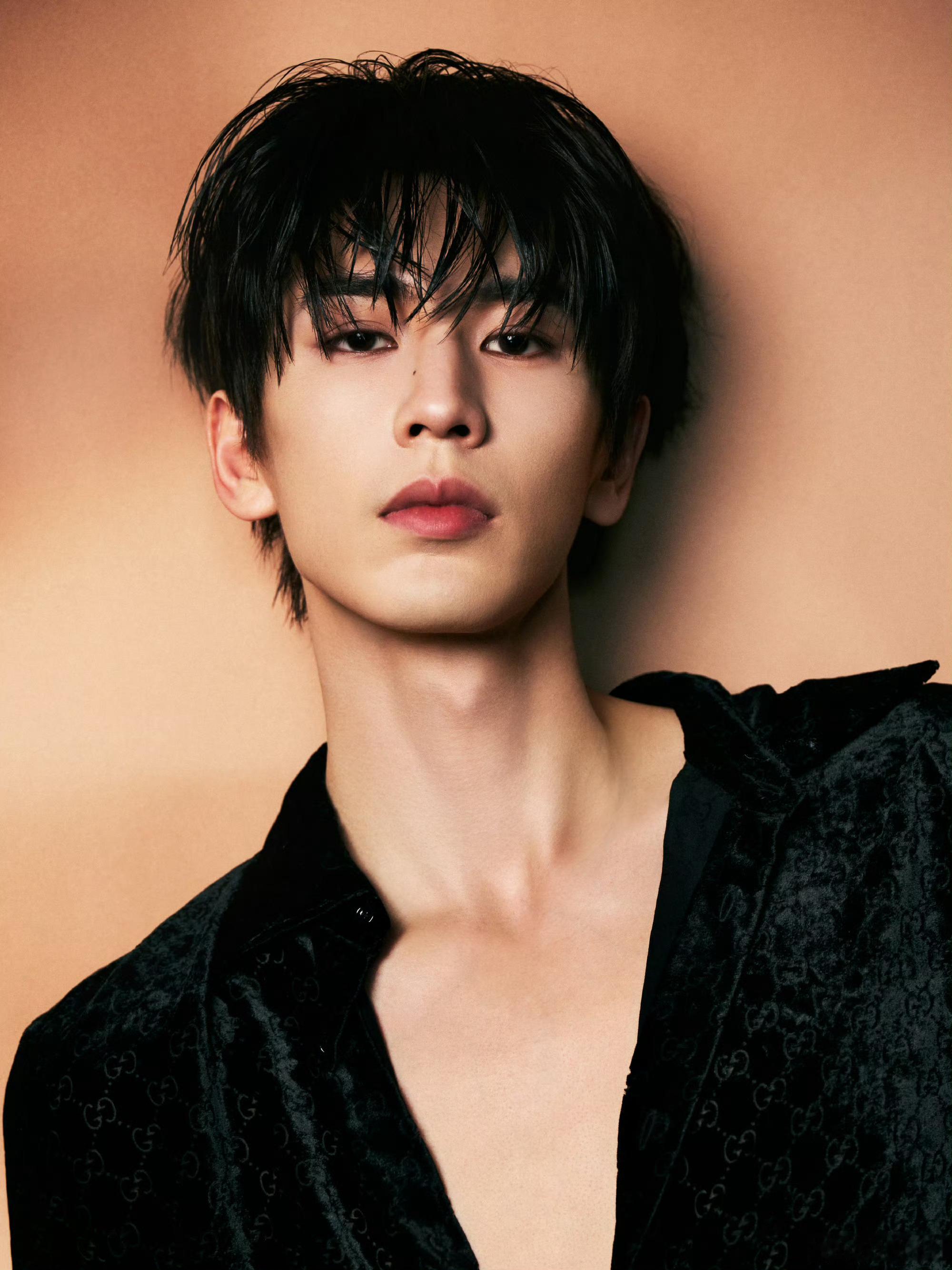 张凌赫被搀扶才能起来张凌赫伤成这样了还得拍大夜戏张凌赫做什么都很有阳刚之气，前一