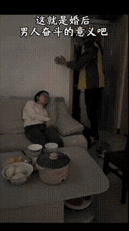 看哭了！凌晨两点的沙发上，残疾妻子蜷缩着睡着了，桌上的饭菜还冒着热气，她在等同样