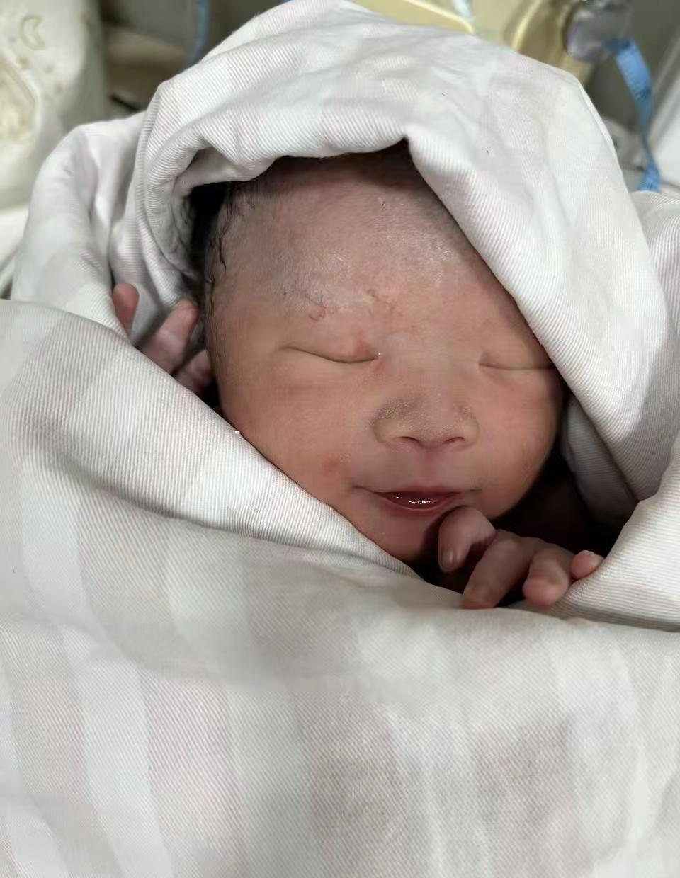 她没觉得怀孕，孩子就来了。没恶心，没胎动，一觉睡醒，娃在怀里了。医生都说少见