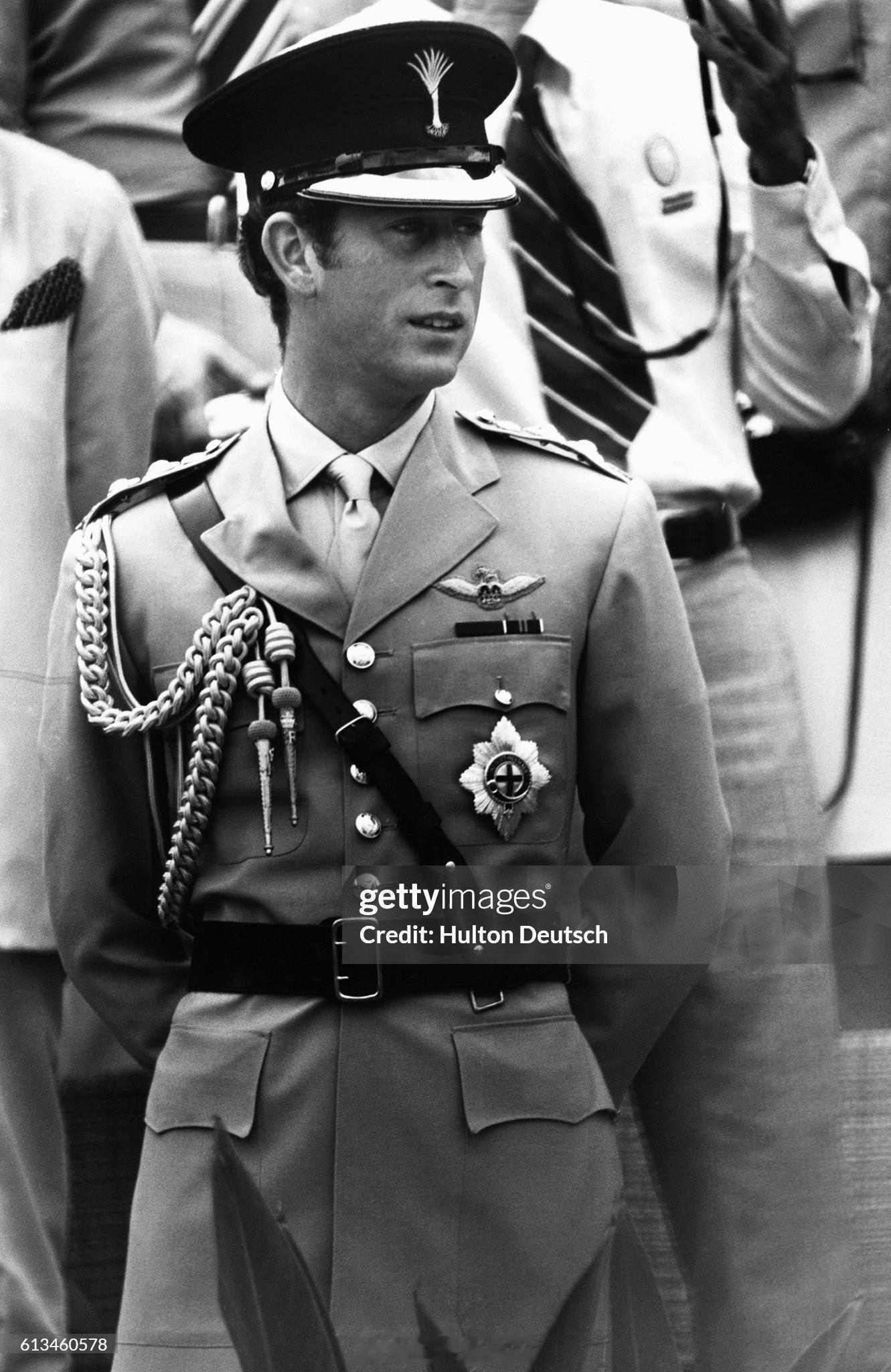 英国王室1975年9月13日，威尔士亲王查尔斯王储代表伊丽莎白二世女