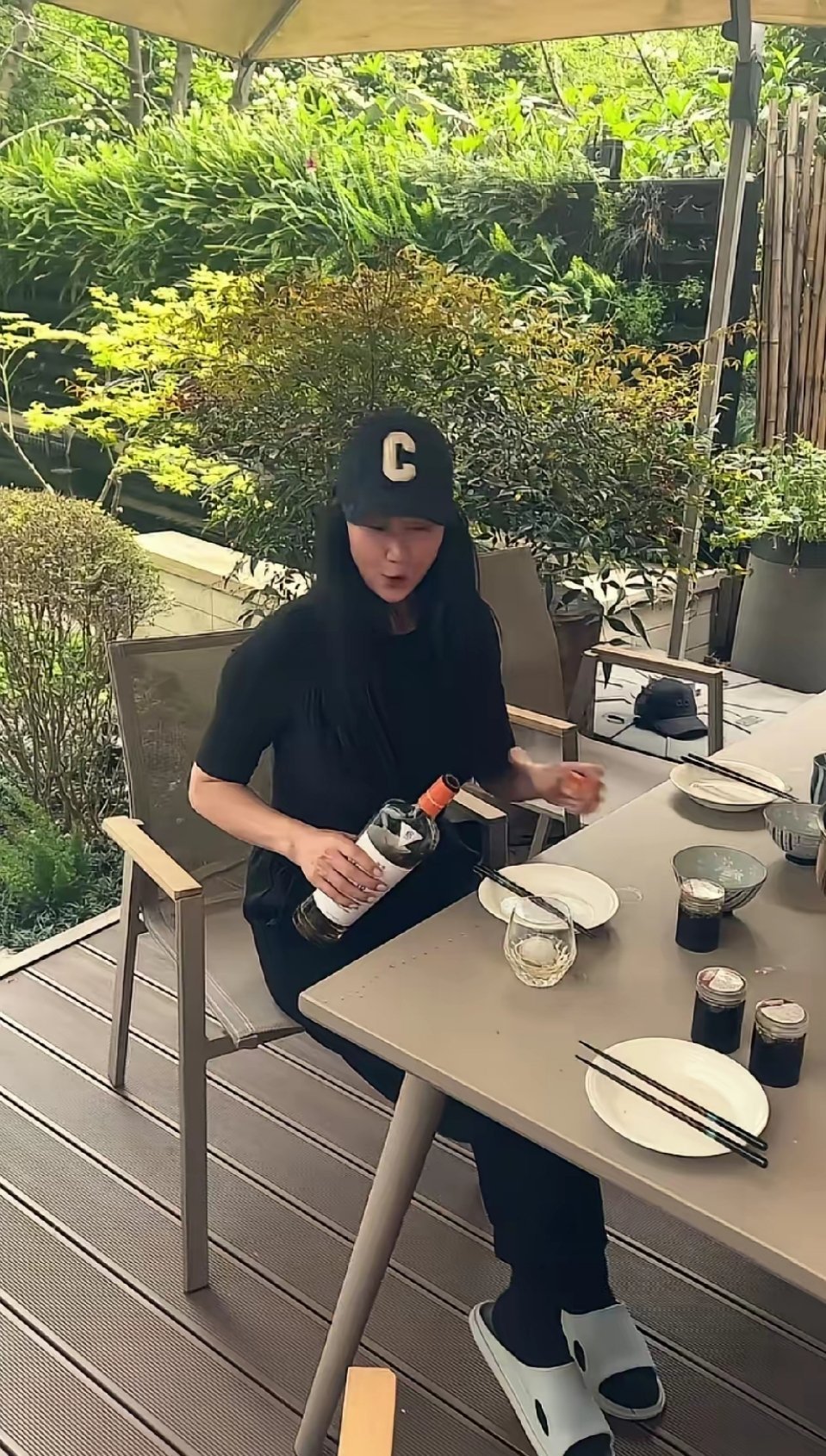 Coco平日里最喜欢的就是喝香槟，喜欢花，瘦死了骆驼比马大，自己住着洋房花园，约