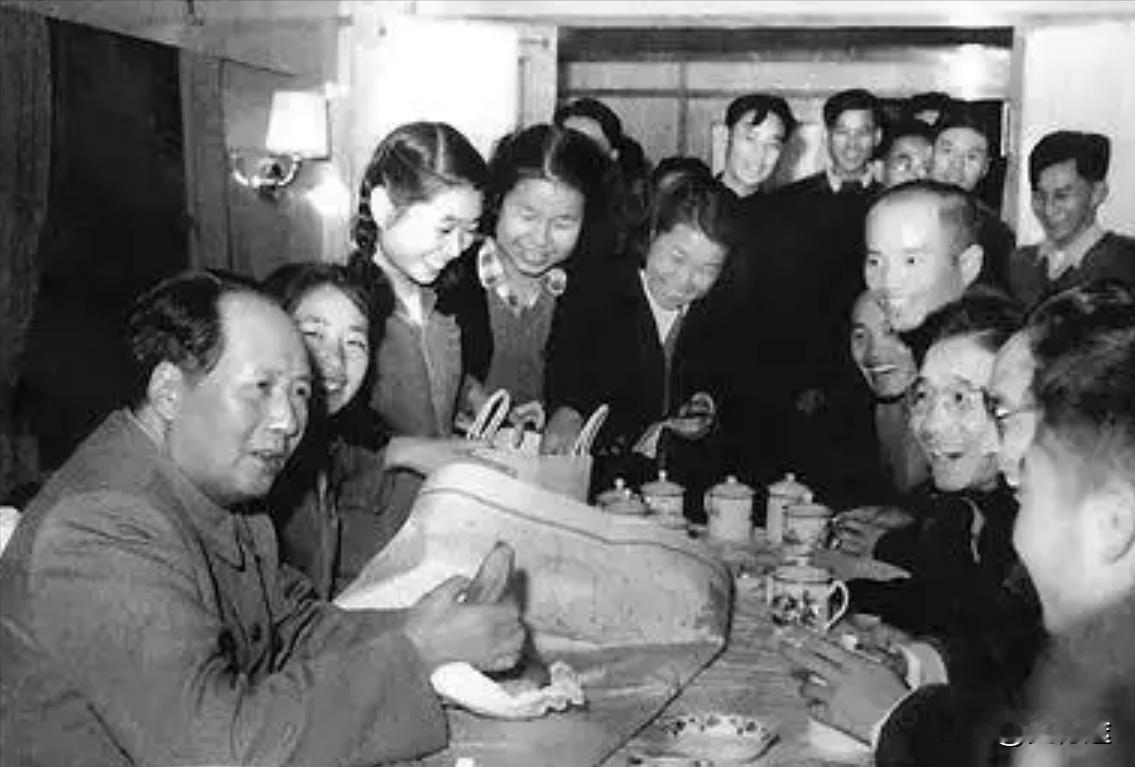 伟大领袖毛主席曾经说过：“我们这个国家，不缺我一个人吃的、一个人喝的、一个人花的