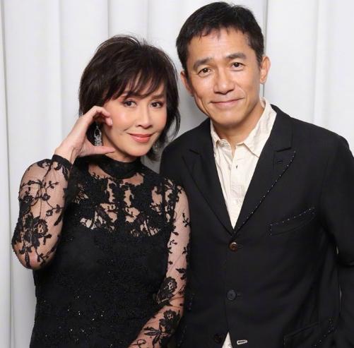 梁朝伟这个内向的人被宁静、何赛飞和刘晓庆给吓坏了吧，三个人一个比一个猛，当着刘嘉