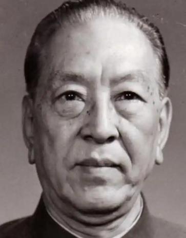 1950年，中国驻瑞典大使耿飚遭到了瑞典军官的轻视：“大使先生，你带过多少兵？”