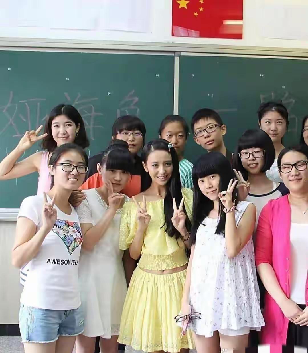 佟丽娅没白，但肉紧得像练过铁人三项。董璇皮肤亮，可光一强，眼角那道纹就悄悄冒头