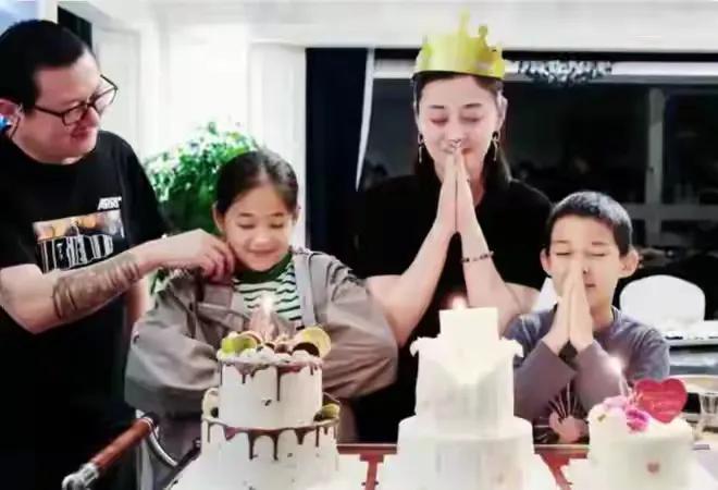 幸福的一家，太叫人羡慕了。5月初，梅婷在南京迎来50岁生日，一家四口温馨同框。曾