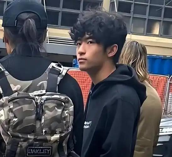 都在骂谢霆锋薄情不认三胎，人家早把声明甩脸上了！张柏芝也明说生父是签了保密协议的