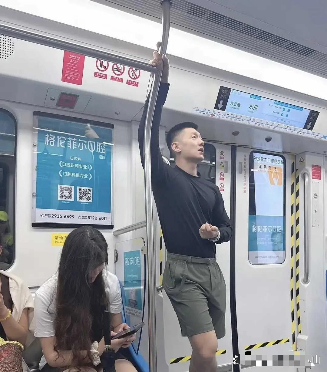 请问在假期的地铁上遇到这样的女生该如何应对呢?