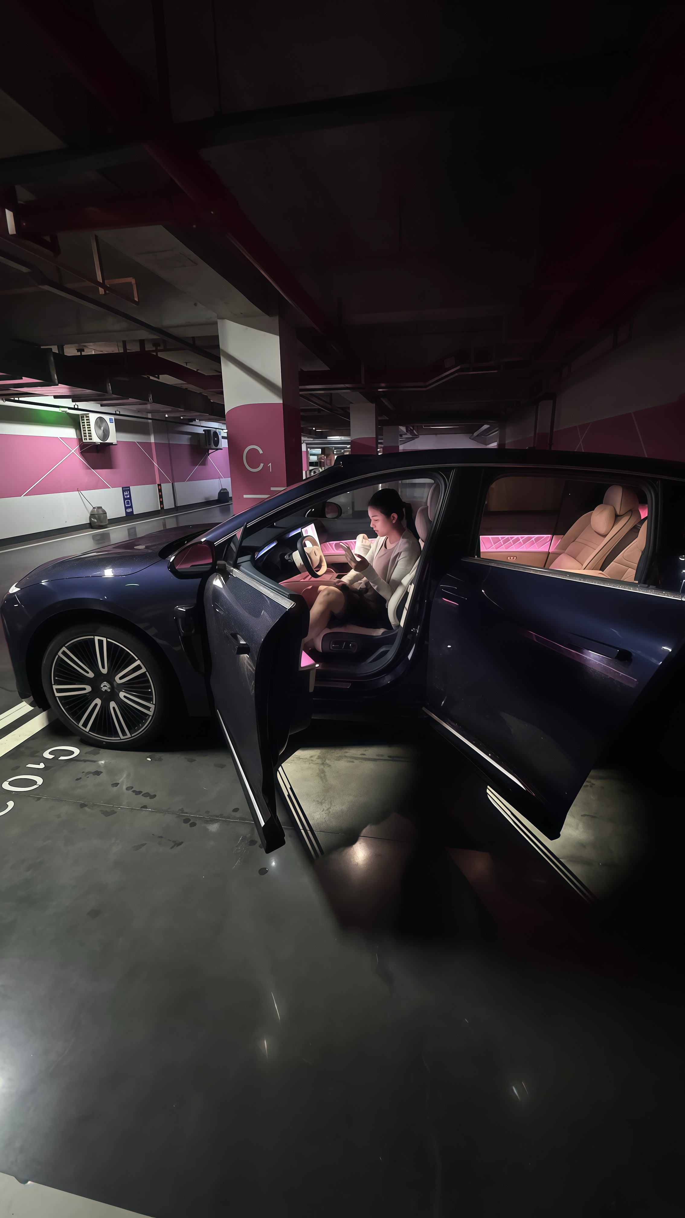老婆最近很爱开蔚来ET9我问他为什么？她回答：这车开着优雅不像司机，姿态高，很自
