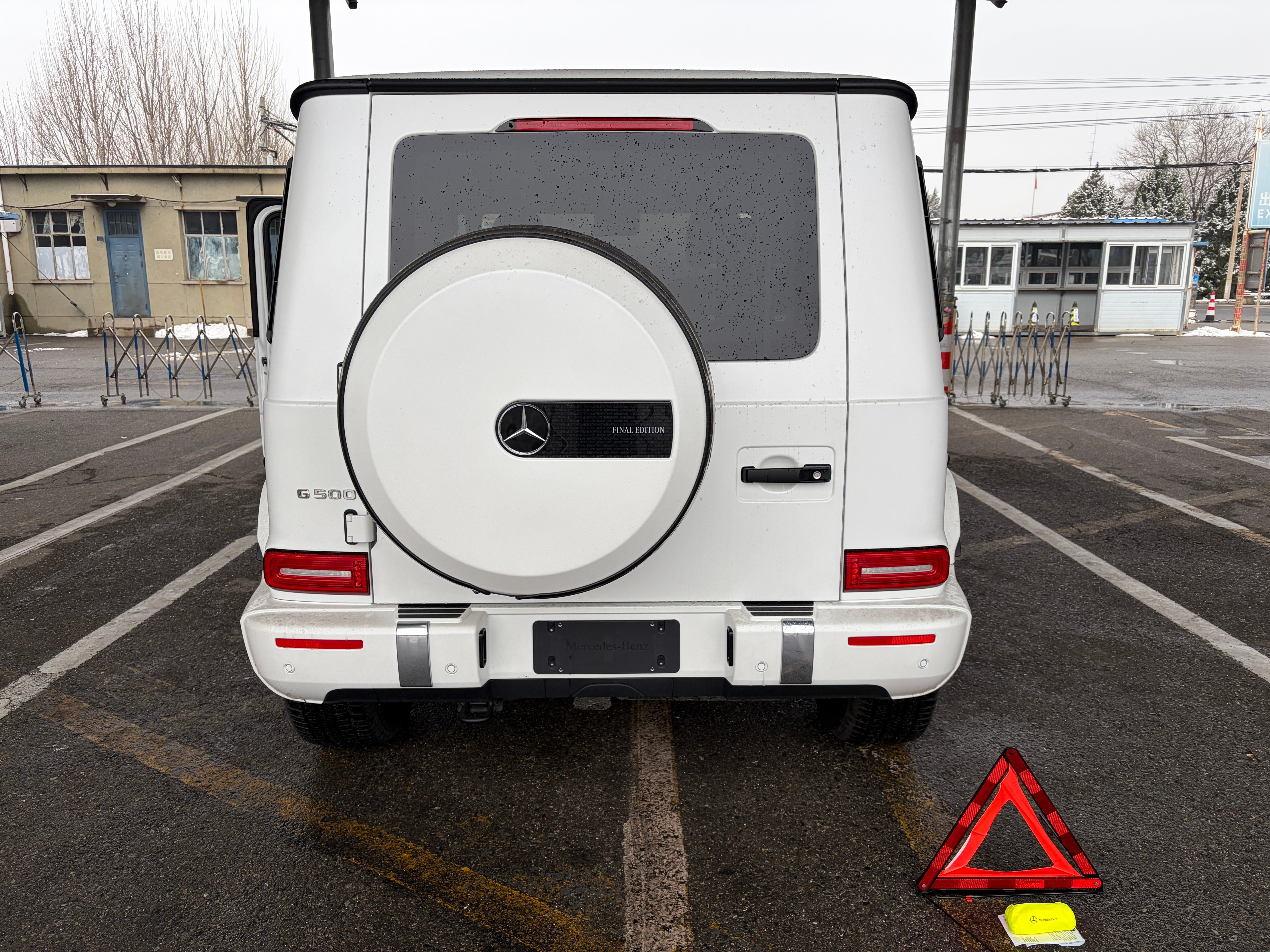 冷知识，今天上牌才发现，奔驰大G随车有五个反光背心。