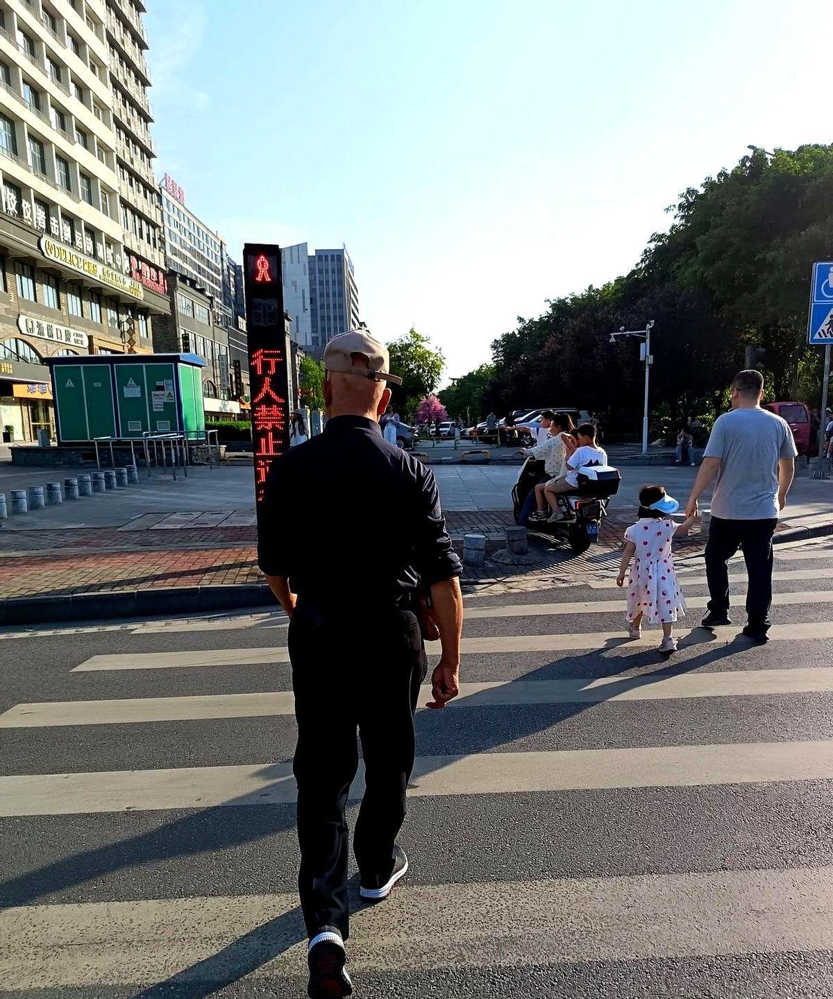 表哥家孩子今年大四毕业，最近参加了选调生选拔考试和某事业单位考试，两样都笔试过了