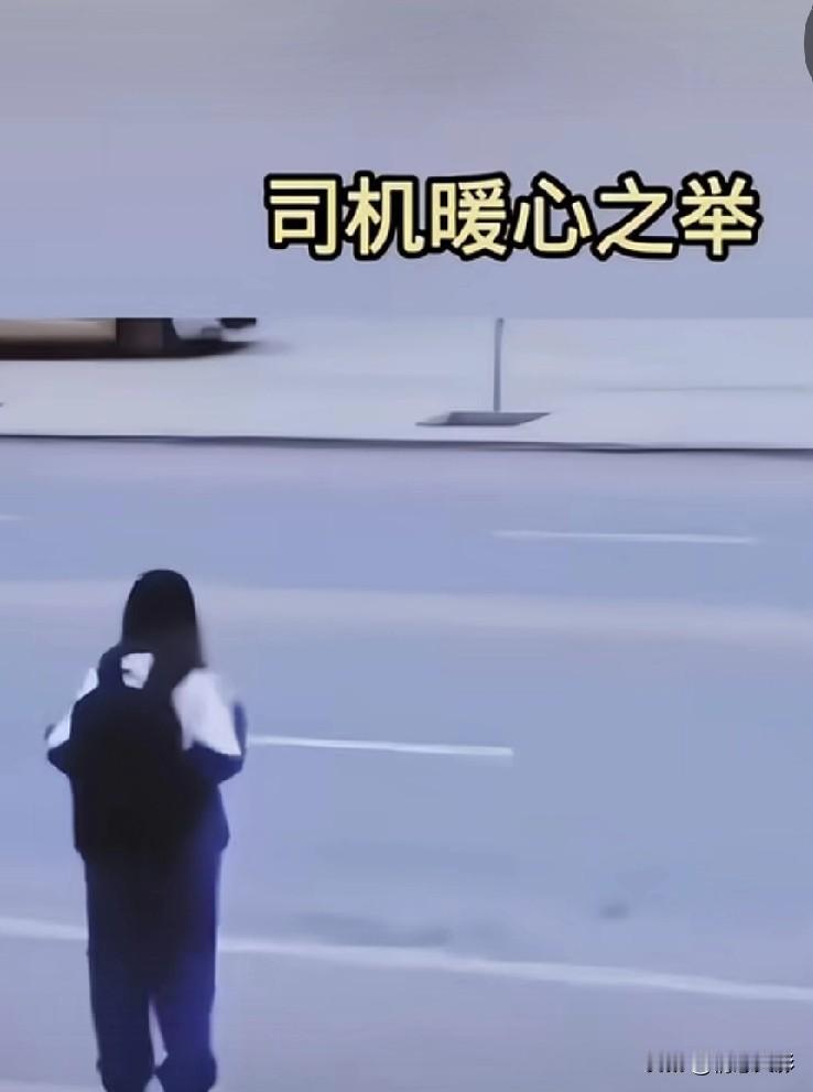 这位司机有正义感。一名女学生上学要迟到了，在路边拦了一台出租车司机开着车停在