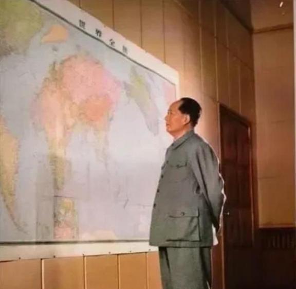 1969年7月，毛主席问高碧岑：“中国北临苏联，南临印度，东临日本。如果他们联合