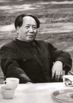 广西解放后，南宁被定为广西省会，广西省主席张云逸向主席抱怨，说：“去北京和广州开