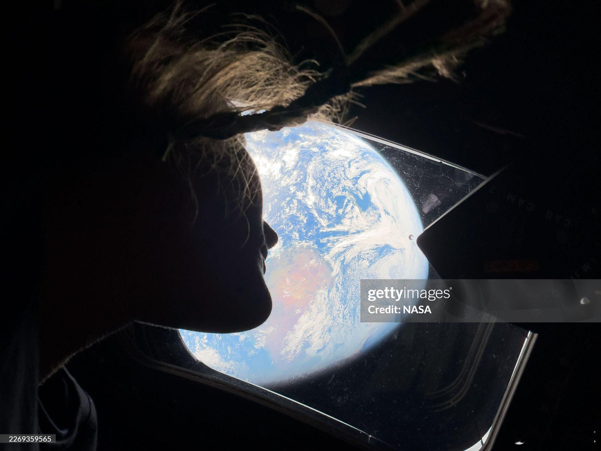 阿尔忒弥斯2号学了一个新词：溅落（splashdown），指航天器返回地球时直接