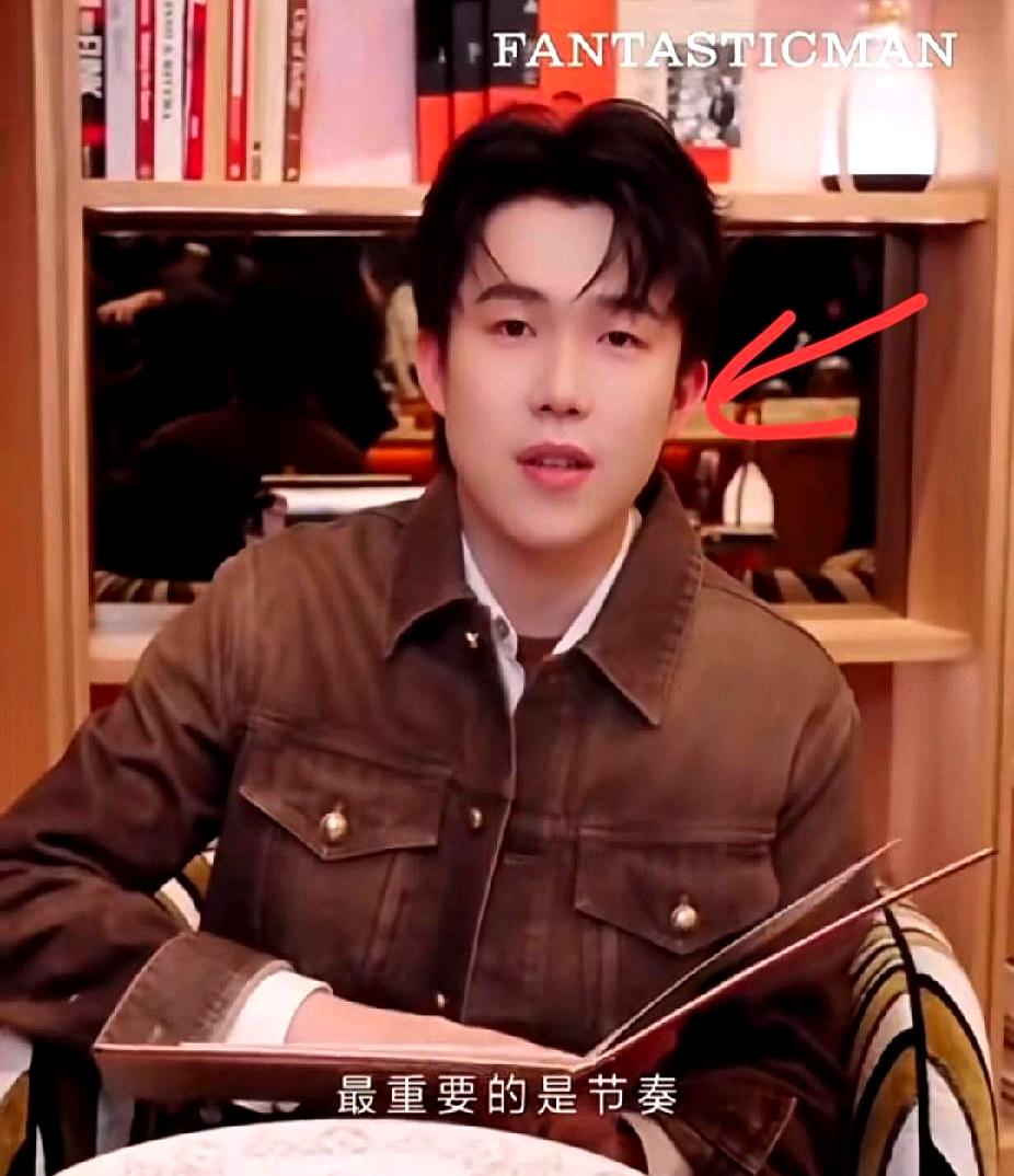 镜头一开，王楚钦秒变番茄谁都以为他只会打球，结果一开口耳朵先报警。