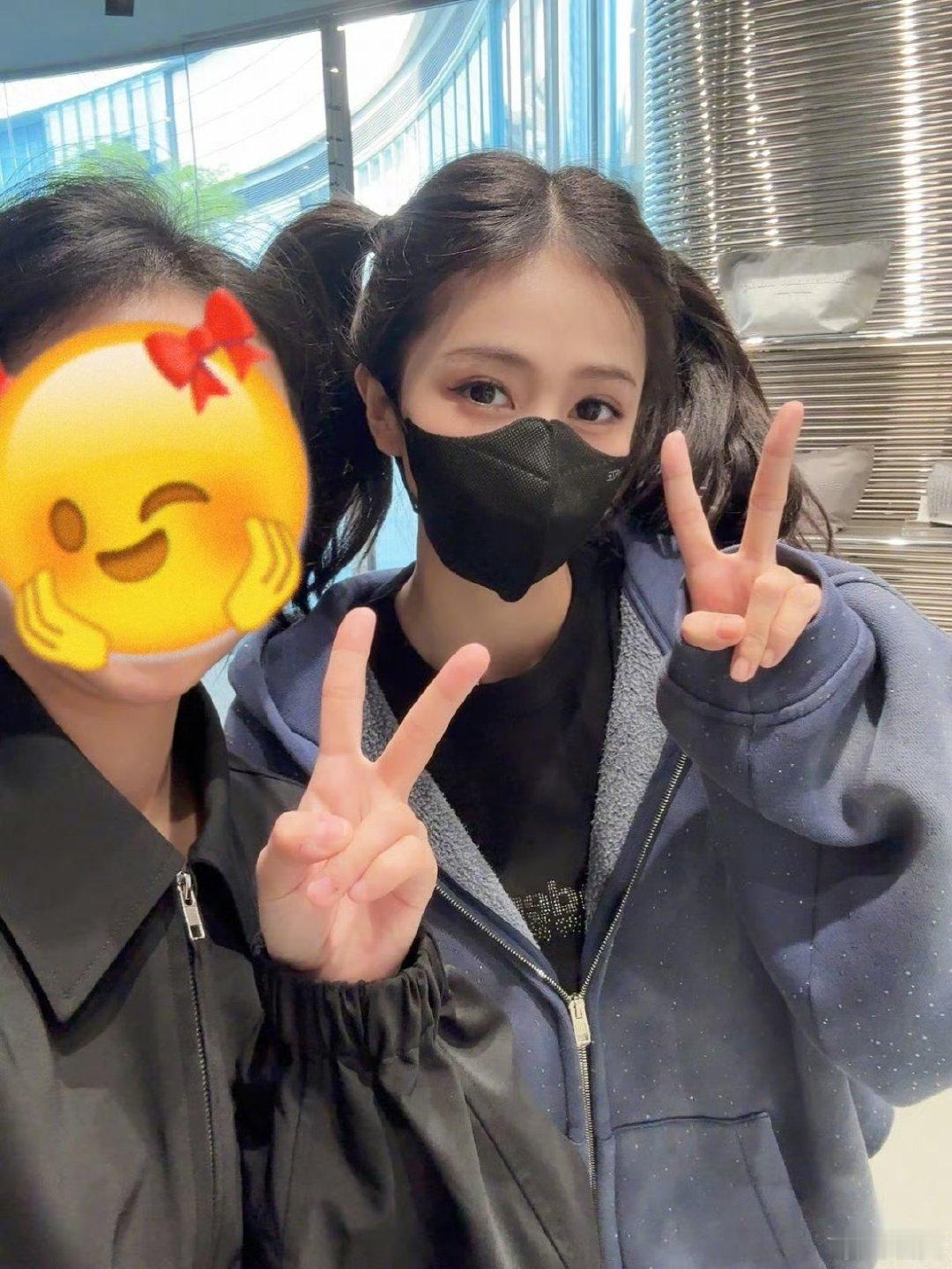 店员晒和白鹿合照素人晒与白鹿合照店员上班偶遇白鹿，并且还拍了合照，太羡慕了吧！