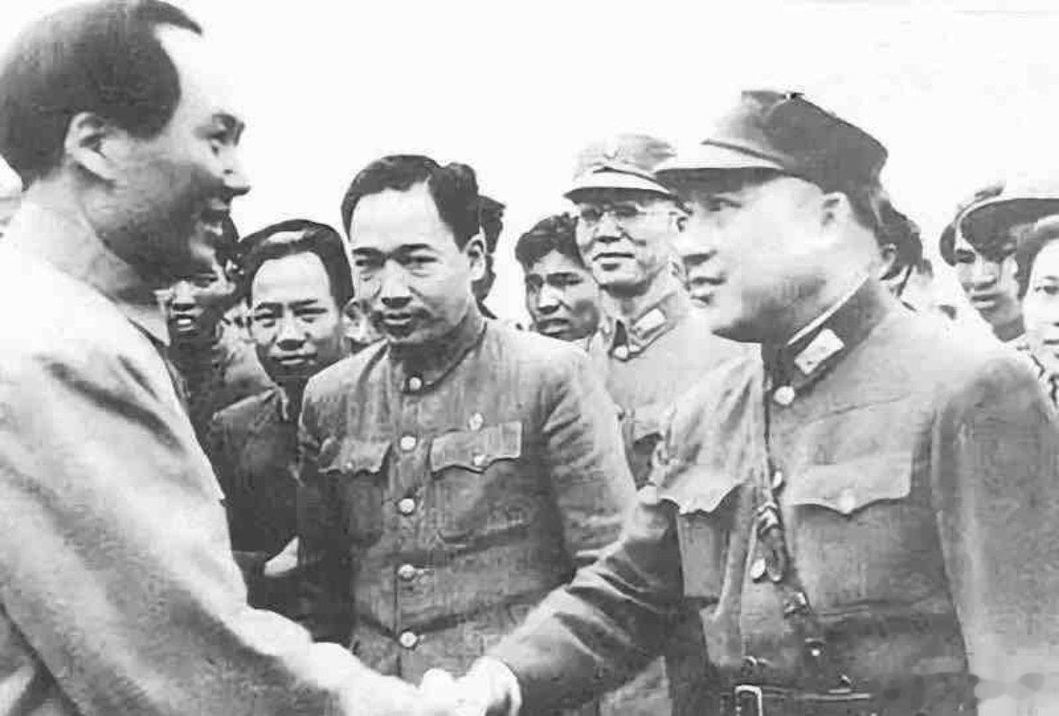 1945年8月28日，毛主席飞赴重庆谈谈，在机场受到了张澜、黄炎培、沈钧儒等民主