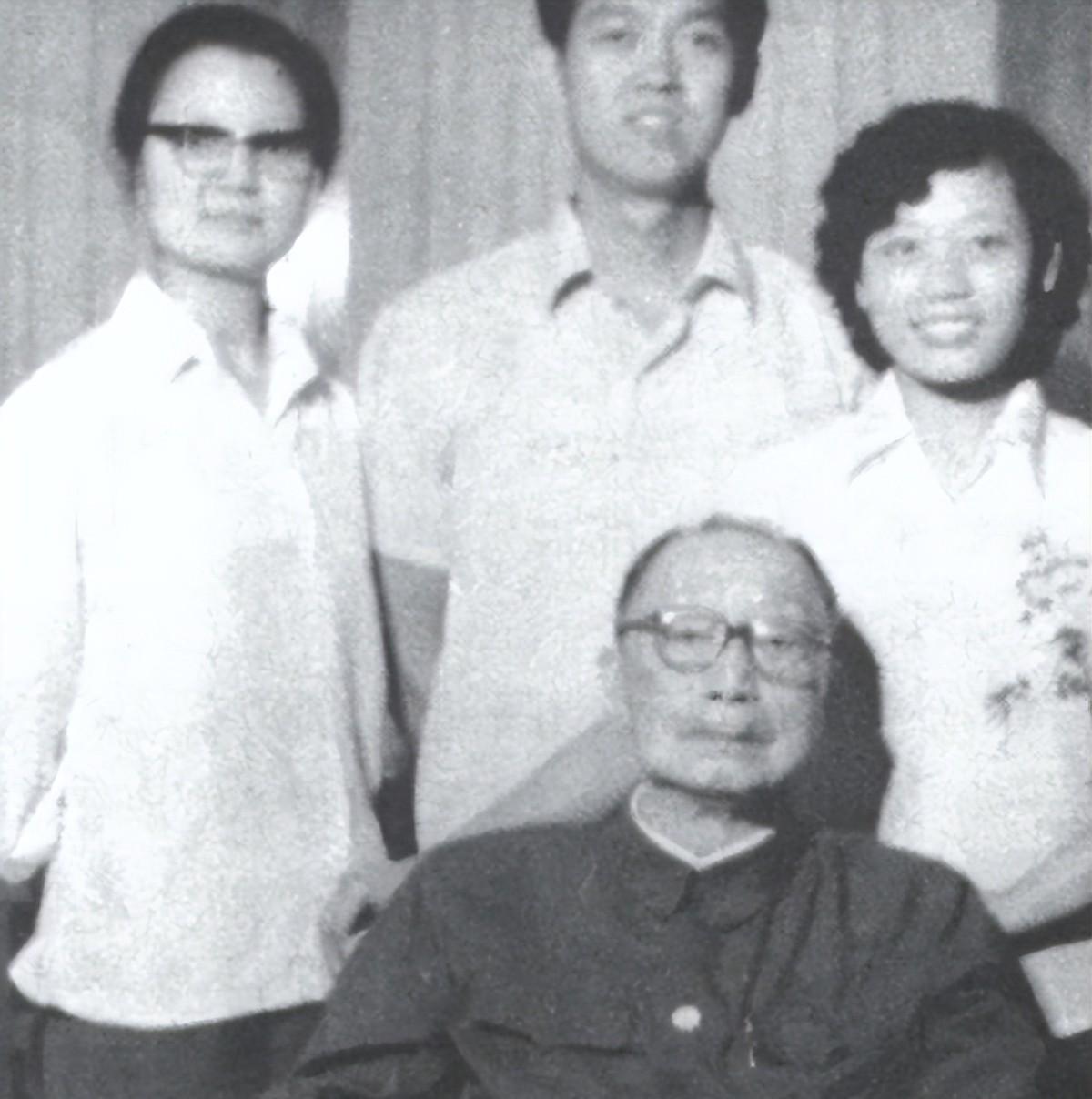 1976年毛主席溘然长逝，聂荣臻让杨成武转告叶剑英：要防止意外“老杨，情况紧急