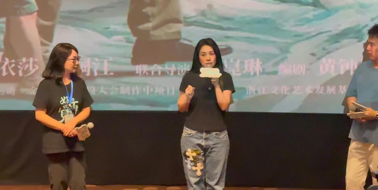阿娇钟欣潼参加新电影《好好说再见》路演，采访中她坦言自己没有容貌焦虑，但有身材焦