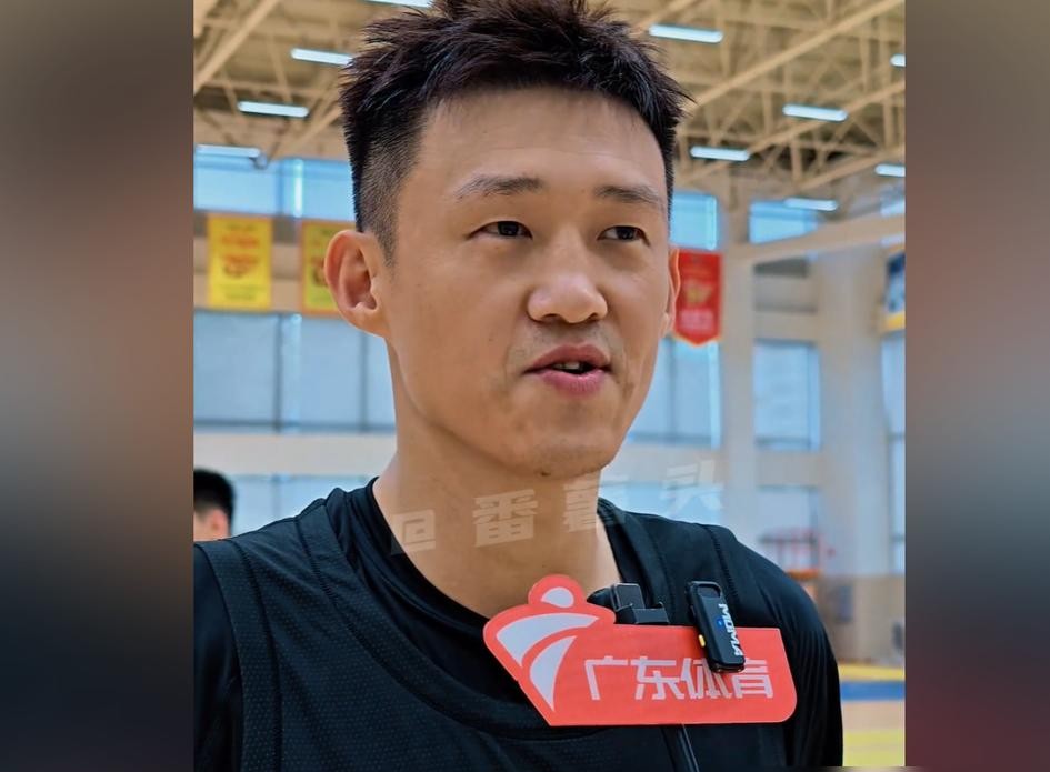广东宏远的出征仪式上，镜头抓到的这一幕，简直比场上的战术跑位还要耐人寻味。前一秒还拉着徐杰、胡明轩勾