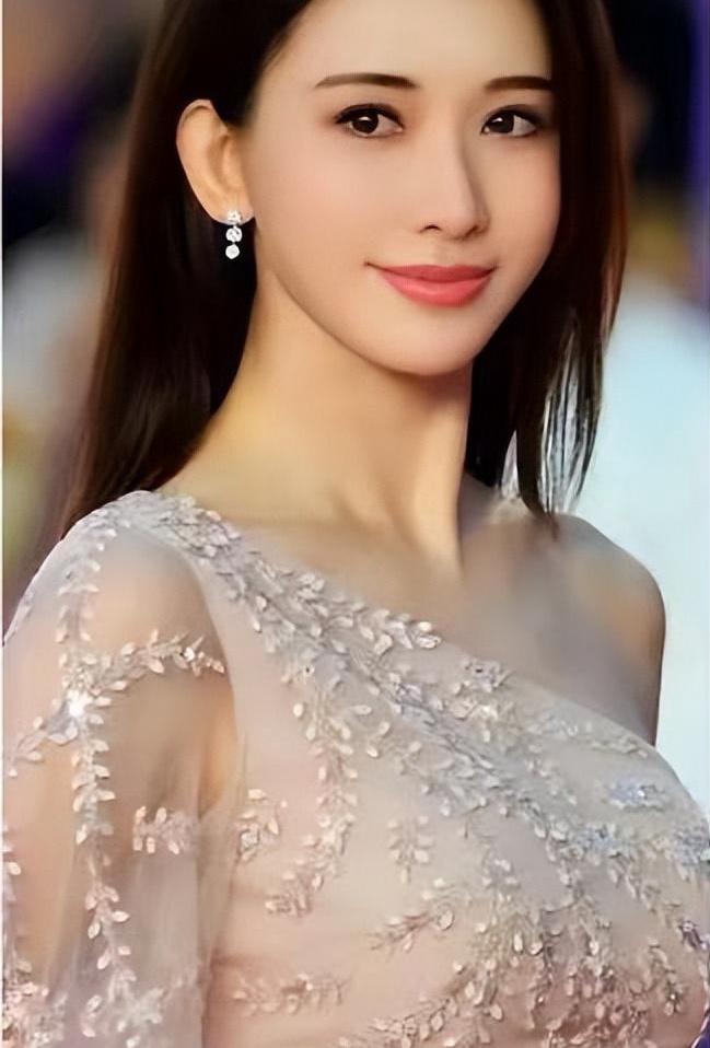 林志玲人设翻车，因台湾立场相关争议被杨紫主演的待播剧《玉兰花开君再来》除名。林