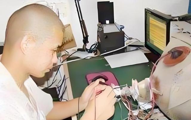 1992年4月18号，昆明公安局里一位年轻的犯罪嫌疑人趁警察不注意的时候，低头研