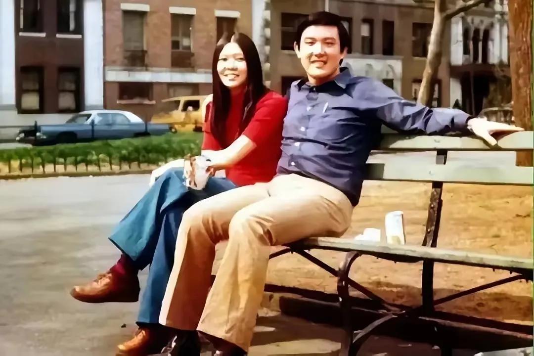 大家猜猜，坐在长椅上的这位男士是谁？